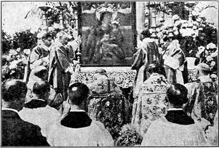 Po ukoronowaniu Obrazu Matki Bożej Gostyńskiej Prymas Hlond modli się u stóp ołtarza