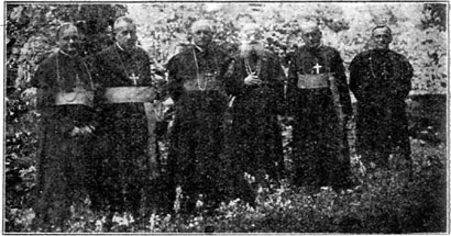 Biskupi w ogrodzie klasztornym na Jasnej Górze