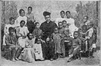 Misjonarz afrykański wśród swoich.