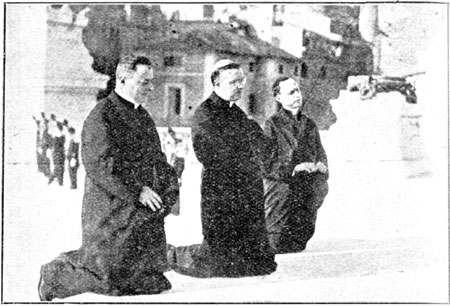 Nuncjusz Apostolski modli się nad grobem włoskiego Nieznanego żołnierza