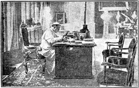 Papież Pius XI przy pracy