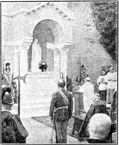 Ojciec św. Pius XI modli się przed statuą św. Teresy od Dzieciątka Jezus, w ogrodach watykańskich