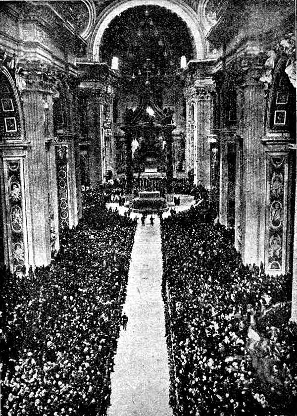 Lud rzymski wypełnia ogromną Bazylikę św. Piotra w czasie Mszy św. papieskiej