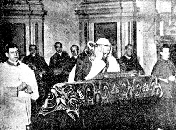 Papież Pius XI przed Najśw. Sakramentem