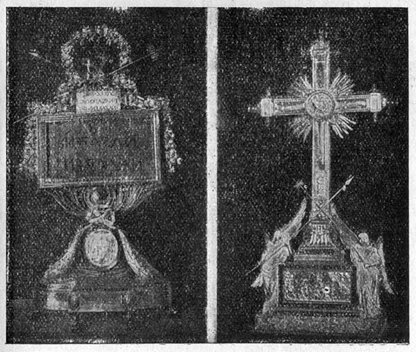 Tablica z krzyża Jezusa i relikwiarz z trzema kawałkami krzyża św.